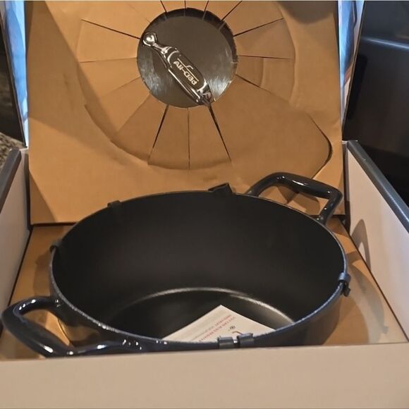 All-Clad Cast Iron 6QT Sutch Oven w/Lid & Acacia Wood Trivet - Picture 6 of 6